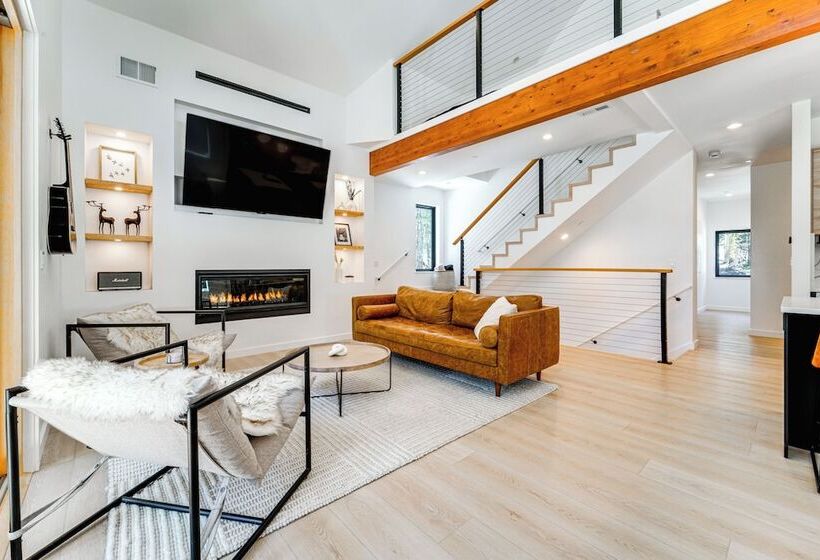 Luxe Soda Springs Cabin: Hot Tub, Forest View Deck