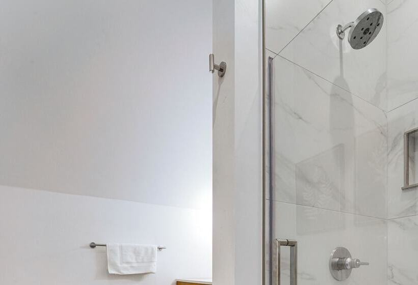 Luxe Soda Springs Cabin: Hot Tub, Forest View Deck