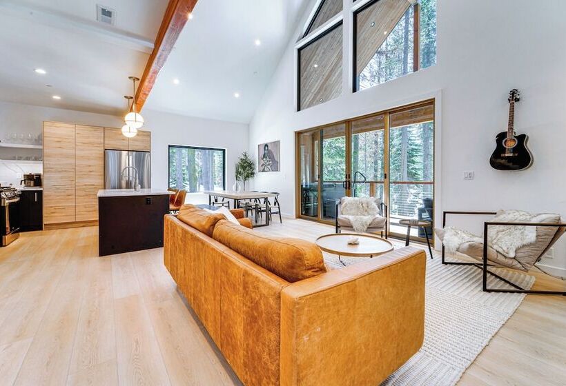 Luxe Soda Springs Cabin: Hot Tub, Forest View Deck