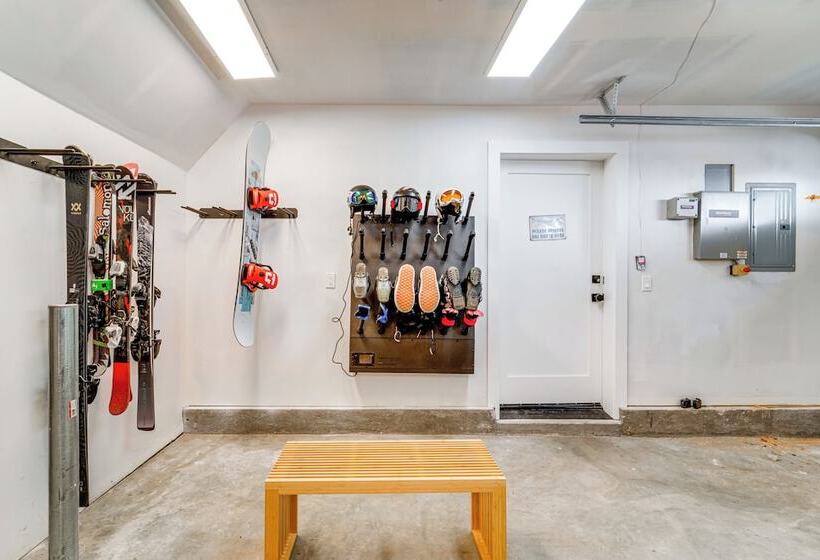 Luxe Soda Springs Cabin: Hot Tub, Forest View Deck