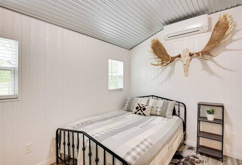 Mead Cabin: 2 Blocks To Willow Springs Marina