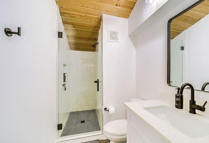 Modern Cabin In Munds Park: Family Friendly!