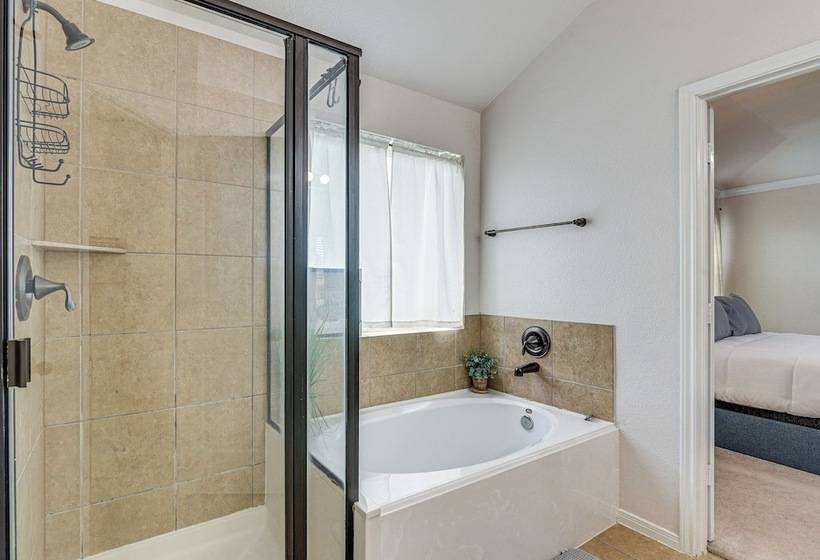 Modern Houston Home W/ Patio: 12 Mi To Downtown!