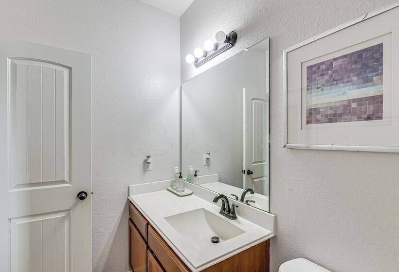 Modern Houston Home W/ Patio: 12 Mi To Downtown!