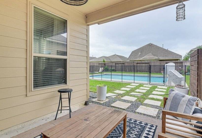Modern Houston Home W/ Patio: 12 Mi To Downtown!