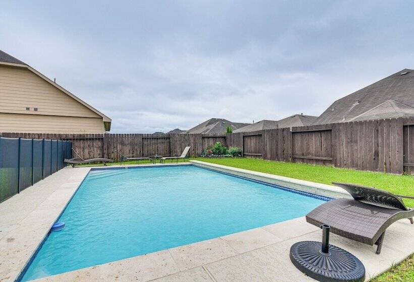 Modern Houston Home W/ Patio: 12 Mi To Downtown!