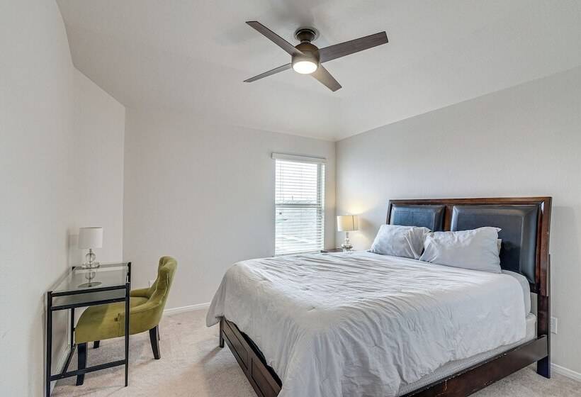 Modern Houston Home W/ Patio: 12 Mi To Downtown!