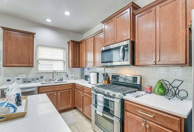 Modern Houston Home W/ Patio: 12 Mi To Downtown!