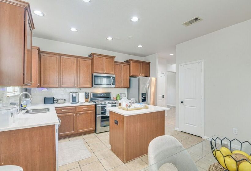 Modern Houston Home W/ Patio: 12 Mi To Downtown!