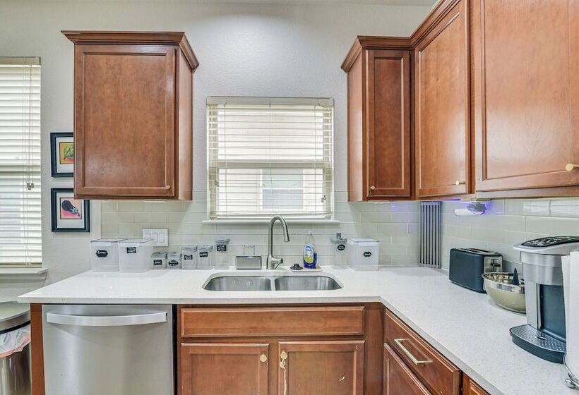 Modern Houston Home W/ Patio: 12 Mi To Downtown!