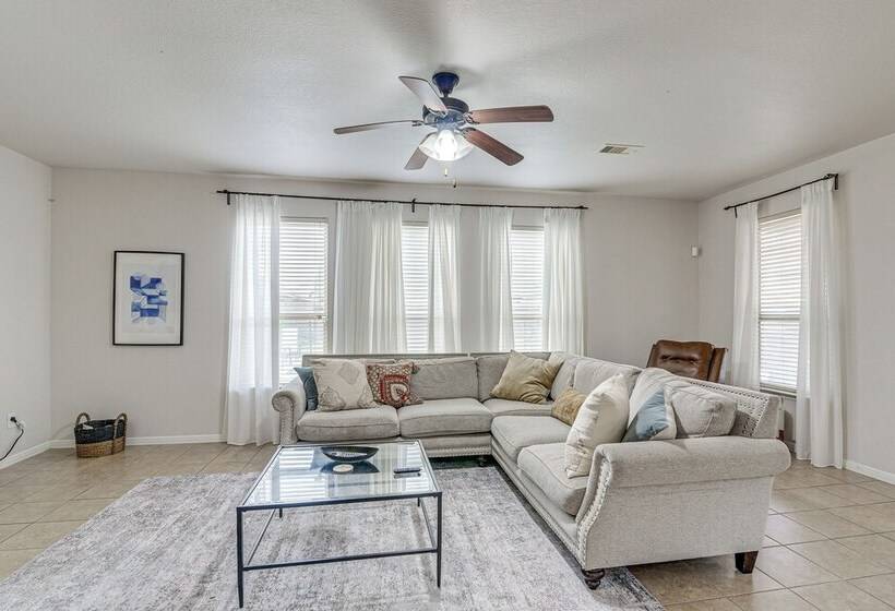 Modern Houston Home W/ Patio: 12 Mi To Downtown!