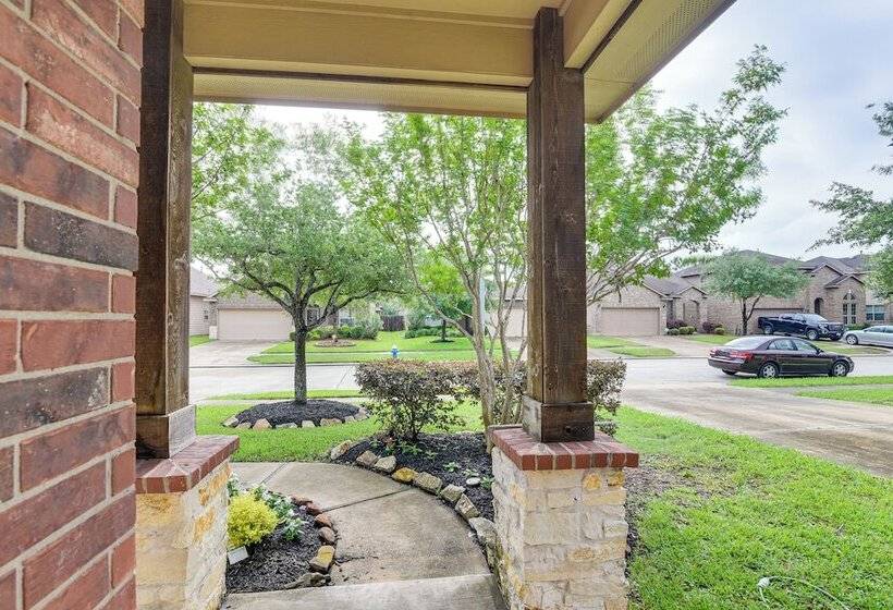 Modern Houston Home W/ Patio: 12 Mi To Downtown!