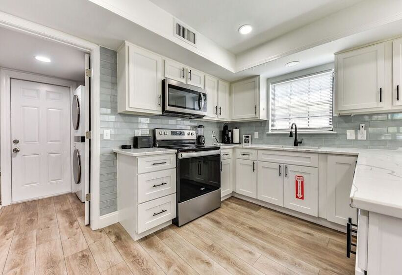 Modern Jacksonville Home   Close To River!