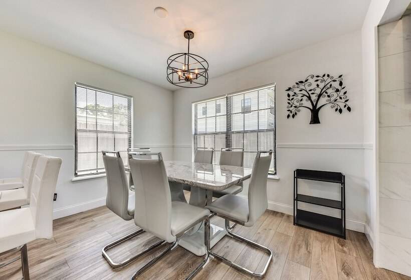 Modern Jacksonville Home   Close To River!