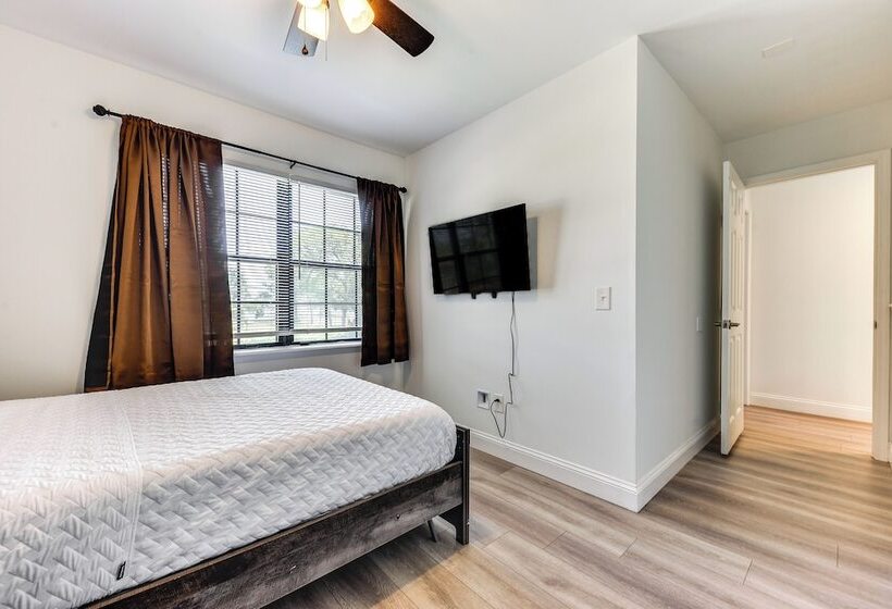 Modern Jacksonville Home   Close To River!