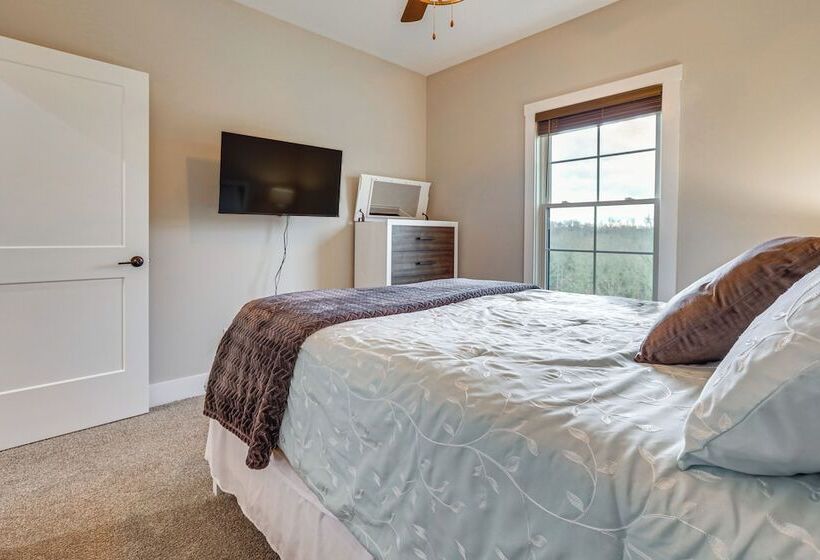 Modern Sadieville Home W/ Yard & Gas Grill!