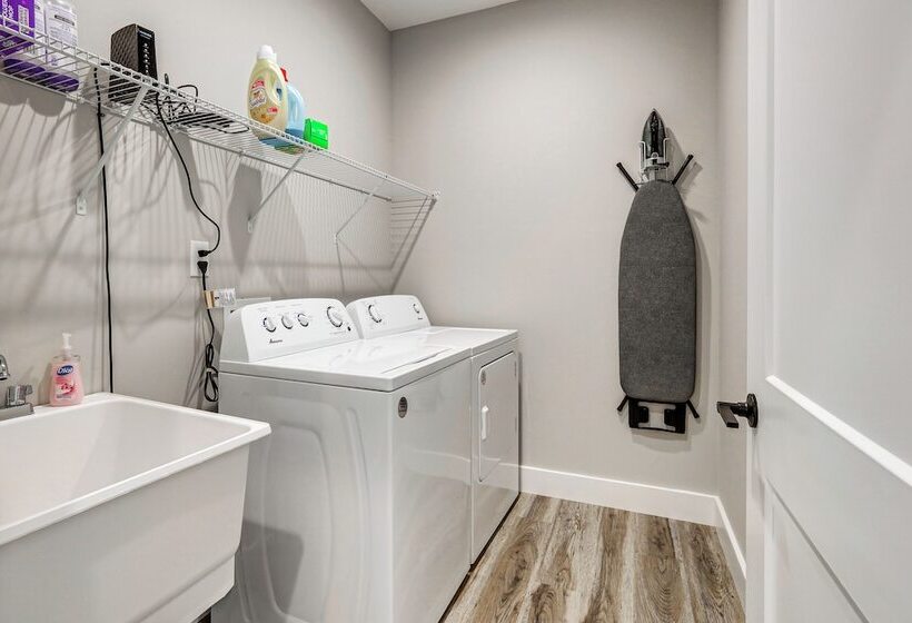 Modern Sadieville Home W/ Yard & Gas Grill!