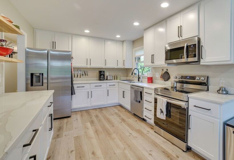 Modern Urbana Home: 2 Mi To University Of Illinois