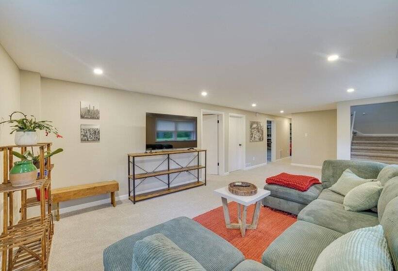 Modern Urbana Home: 2 Mi To University Of Illinois