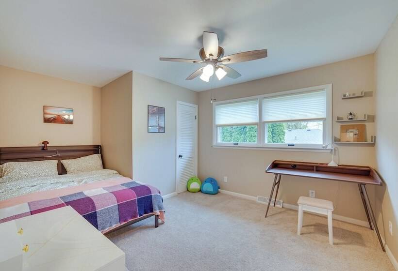 Modern Urbana Home: 2 Mi To University Of Illinois