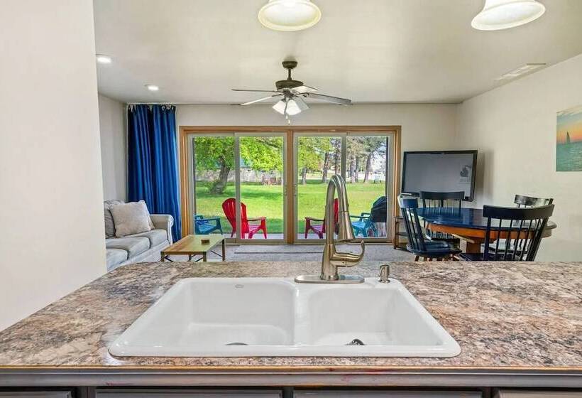 Мотель South Arm Retreats Combined 2br Lakeview