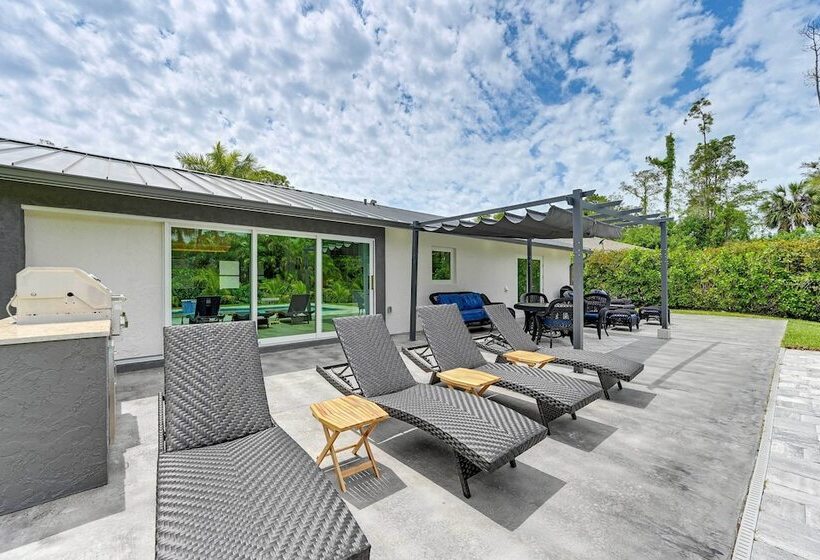 Naples Escape W/ Furnished Patio & Private Pool!