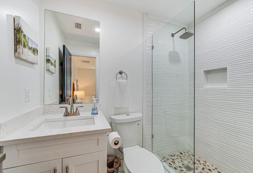 Naples Escape W/ Furnished Patio & Private Pool!