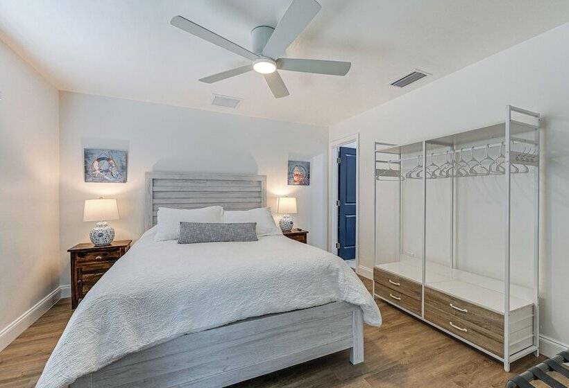 Naples Escape W/ Furnished Patio & Private Pool!