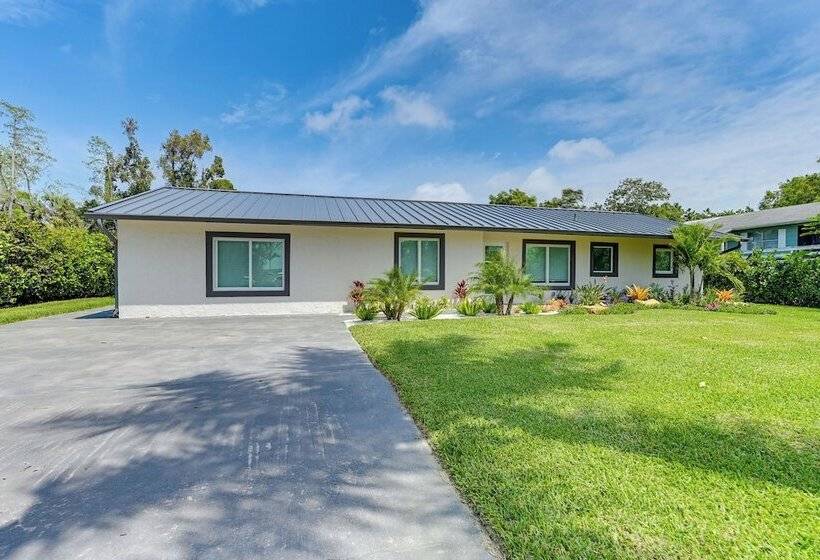 Naples Escape W/ Furnished Patio & Private Pool!