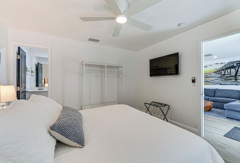 Naples Escape W/ Furnished Patio & Private Pool!