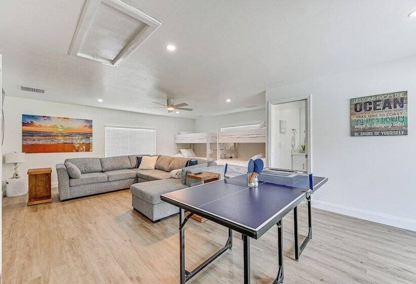 Naples Escape W/ Furnished Patio & Private Pool!