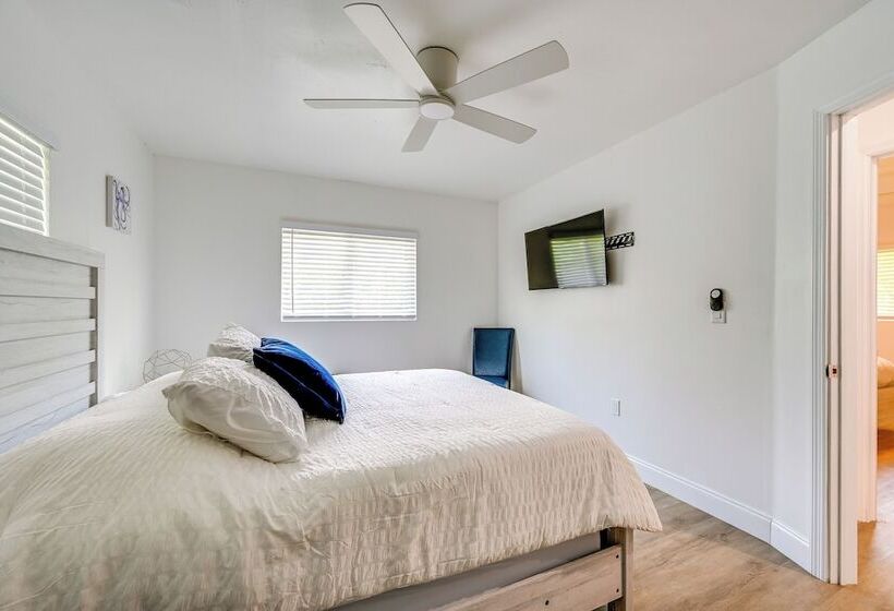 Naples Escape W/ Furnished Patio & Private Pool!