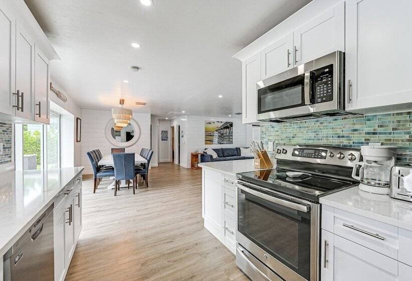 Naples Escape W/ Furnished Patio & Private Pool!