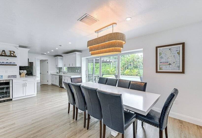 Naples Escape W/ Furnished Patio & Private Pool!