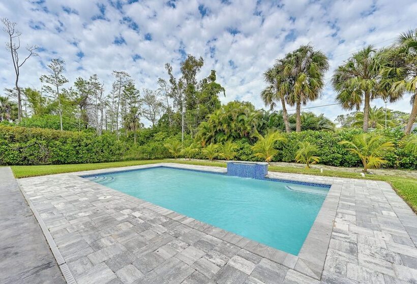 Naples Escape W/ Furnished Patio & Private Pool!