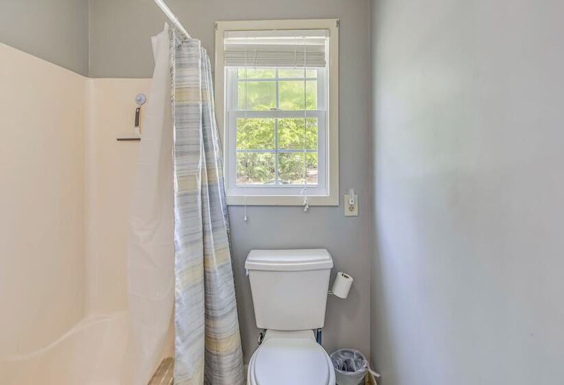 Oak Island Family Vacation Home < 1 Mi To Beach!