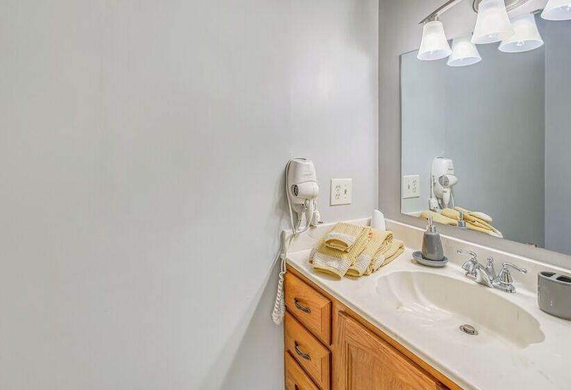 Oak Island Family Vacation Home < 1 Mi To Beach!