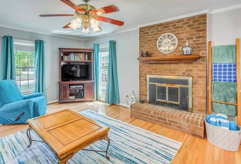 Oak Island Family Vacation Home < 1 Mi To Beach!