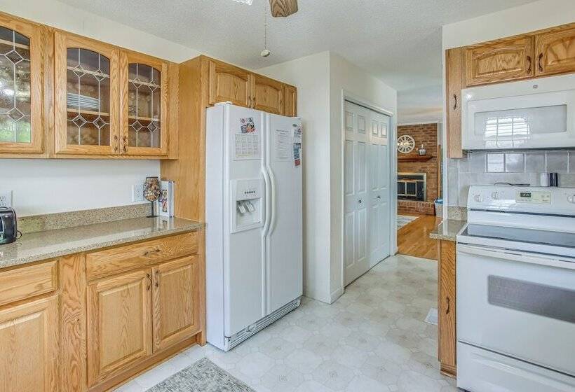 Oak Island Family Vacation Home < 1 Mi To Beach!