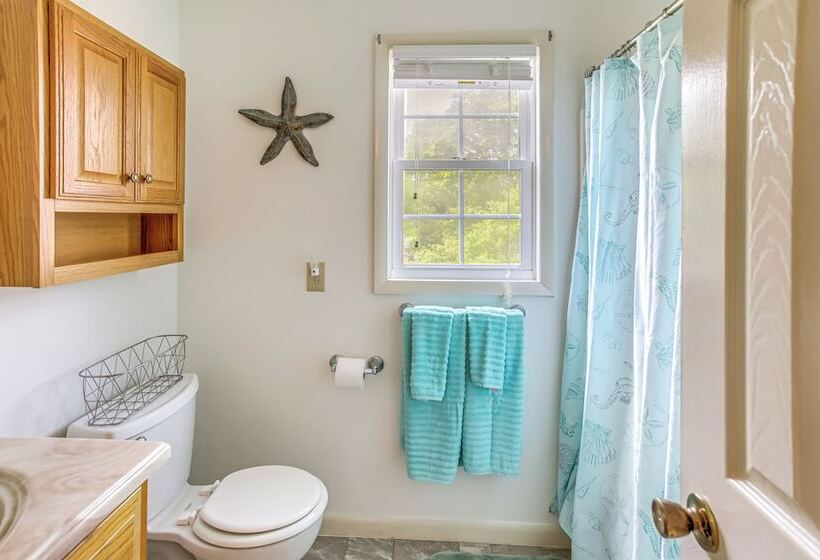 Oak Island Family Vacation Home < 1 Mi To Beach!