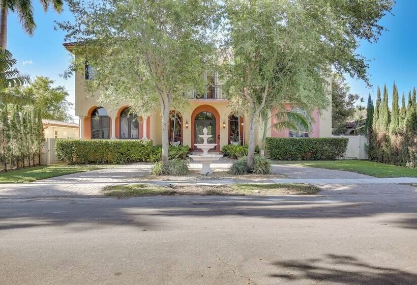 Ornate Hollywood Retreat, 2 Mi To Beach & Park!