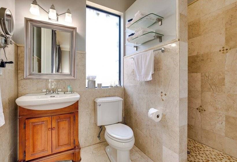 Ornate Hollywood Retreat, 2 Mi To Beach & Park!