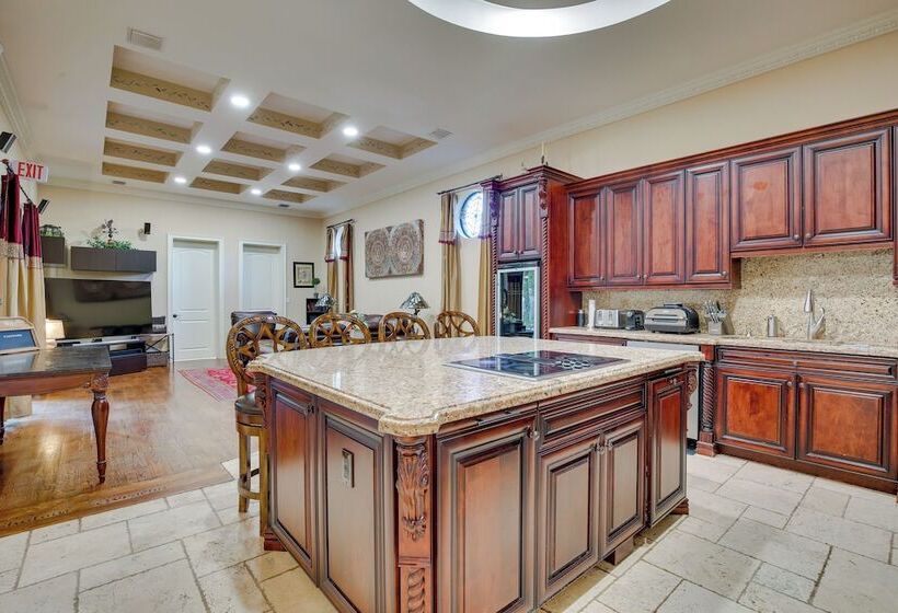 Ornate Hollywood Retreat, 2 Mi To Beach & Park!