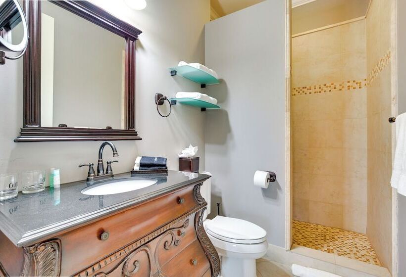 Ornate Hollywood Retreat, 2 Mi To Beach & Park!