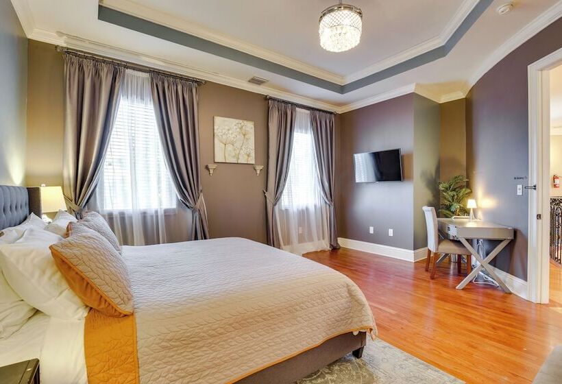 Ornate Hollywood Retreat, 2 Mi To Beach & Park!