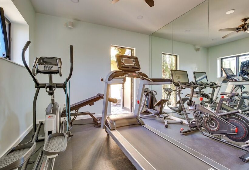 Ornate Hollywood Retreat, 2 Mi To Beach & Park!