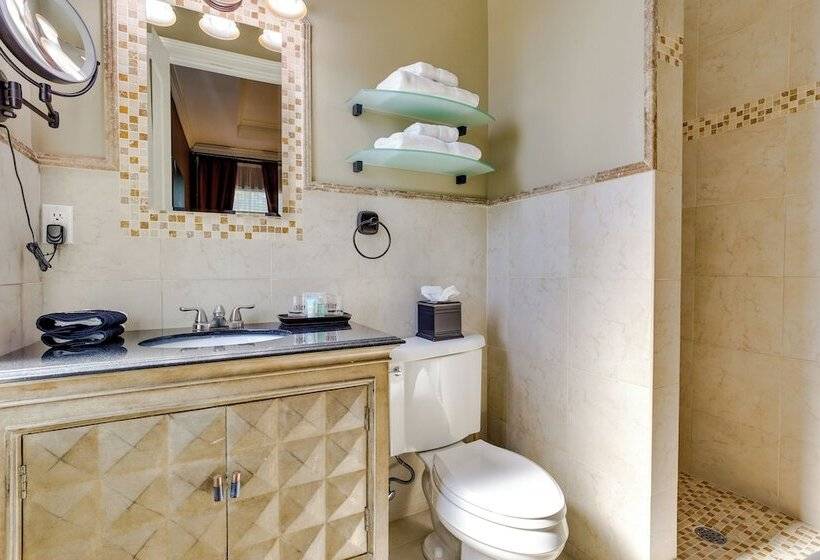 Ornate Hollywood Retreat, 2 Mi To Beach & Park!