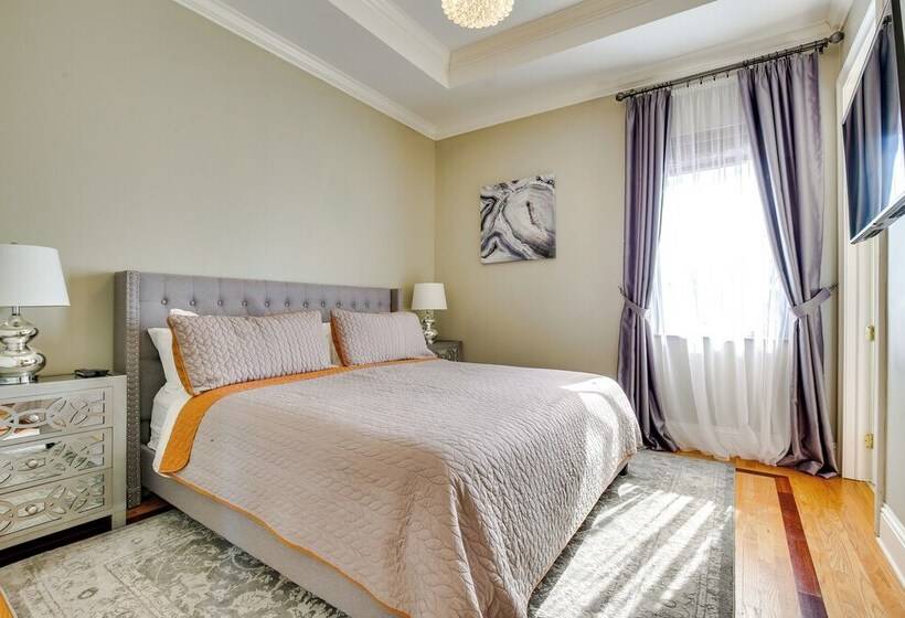 Ornate Hollywood Retreat, 2 Mi To Beach & Park!