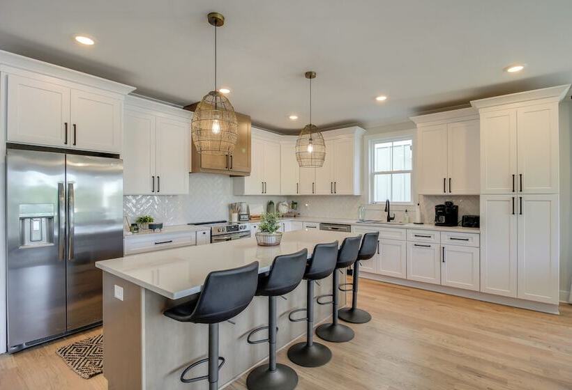 Paradise Found  Lake House On Waterfront!