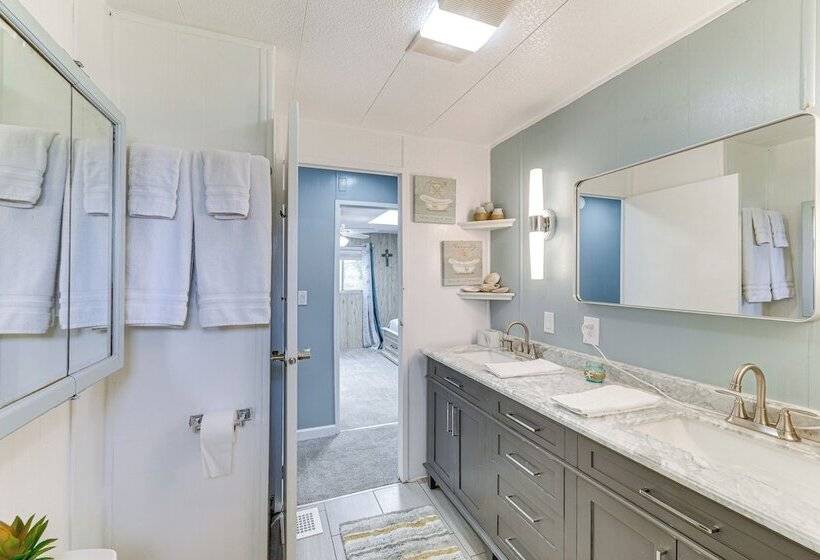 Peaceful Eureka Beach Cottage W/ 30 Foot Dock